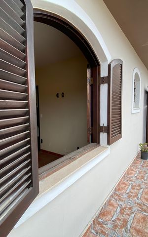 Casa à venda com 326m², 5 quartos e 3 vagas Casa à venda com 326m², 5 quartos e 3 vagasCasa 1 Quarto 1 Varanda