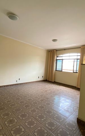 Casa à venda com 326m², 5 quartos e 3 vagas Casa à venda com 326m², 5 quartos e 3 vagasCasa 1 Sala