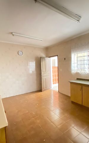 Casa à venda com 326m², 5 quartos e 3 vagas Casa à venda com 326m², 5 quartos e 3 vagasCasa 2 Cozinha