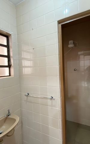 Casa à venda com 326m², 5 quartos e 3 vagas Casa à venda com 326m², 5 quartos e 3 vagasSalão - Banheiro