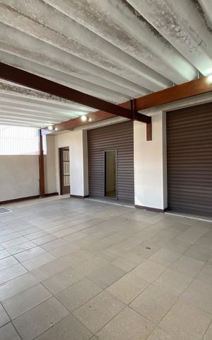 Casa à venda com 326m², 5 quartos e 3 vagas Casa à venda com 326m², 5 quartos e 3 vagasGaragem