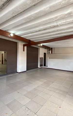 Casa à venda com 326m², 5 quartos e 3 vagas Casa à venda com 326m², 5 quartos e 3 vagasGaragem