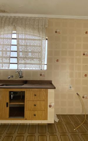 Casa à venda com 326m², 5 quartos e 3 vagas Casa à venda com 326m², 5 quartos e 3 vagasCasa 1 Cozinha