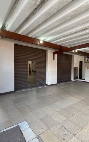 Casa à venda com 326m², 5 quartos e 3 vagas Casa à venda com 326m², 5 quartos e 3 vagasGaragem