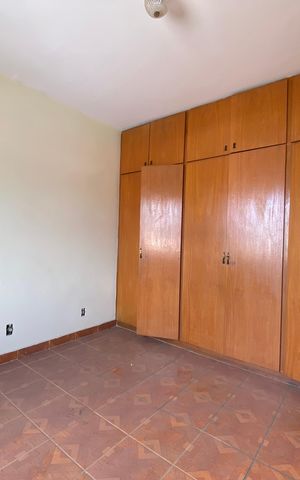 Casa à venda com 326m², 5 quartos e 3 vagas Casa à venda com 326m², 5 quartos e 3 vagasCasa 1 Quarto 2