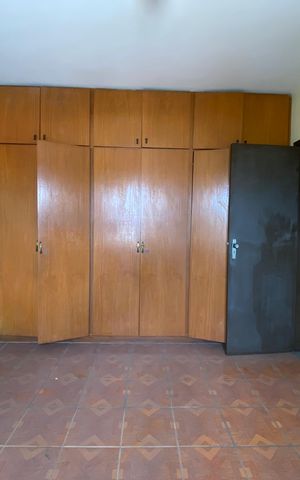 Casa à venda com 326m², 5 quartos e 3 vagas Casa à venda com 326m², 5 quartos e 3 vagasCasa 1 Quarto 2
