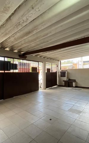 Casa à venda com 326m², 5 quartos e 3 vagas Casa à venda com 326m², 5 quartos e 3 vagasGaragem