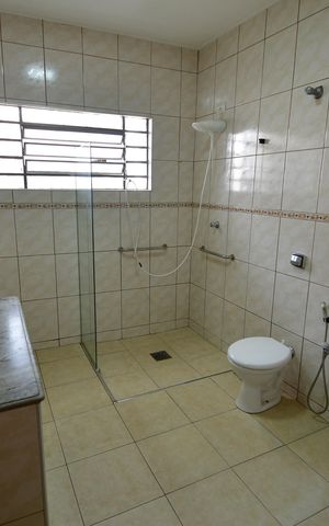 Casa para alugar com 323m², 4 quartos e 6 vagasBanheiro Social