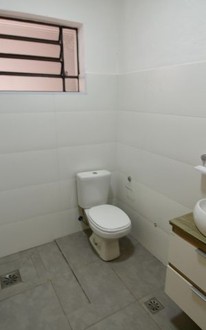 Casa para alugar com 323m², 4 quartos e 6 vagasBanheiro de serviço