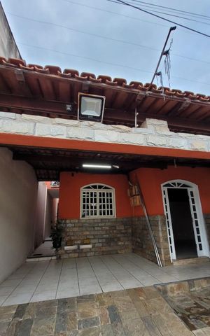 Casa à venda com 220m², 3 quartos e 2 vagas Casa à venda com 220m², 3 quartos e 2 vagasFachada