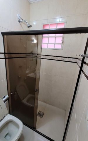 Casa à venda com 220m², 3 quartos e 2 vagas Casa à venda com 220m², 3 quartos e 2 vagasBanheiro