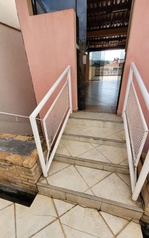 Casa à venda com 220m², 3 quartos e 2 vagas Casa à venda com 220m², 3 quartos e 2 vagasEscada