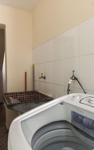 Casa à venda com 300m², 3 quartos e 3 vagas Casa à venda com 300m², 3 quartos e 3 vagasÁrea de Serviço