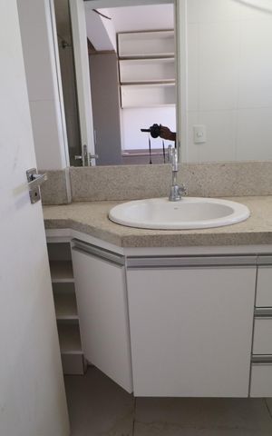 Apartamento para alugar com 240m², 4 quartos e 3 vagasBanheiro do Quarto 1