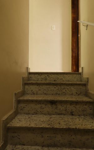 Casa à venda com 120m², 3 quartos e 2 vagasEscada
