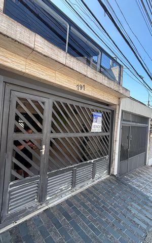 Casa para alugar com 97m², 2 quartos e 2 vagas Casa para alugar com 97m², 2 quartos e 2 vagasFachada
