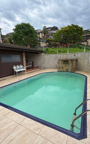 Casa à venda com 390m², 4 quartos e 4 vagas Casa à venda com 390m², 4 quartos e 4 vagasPiscina