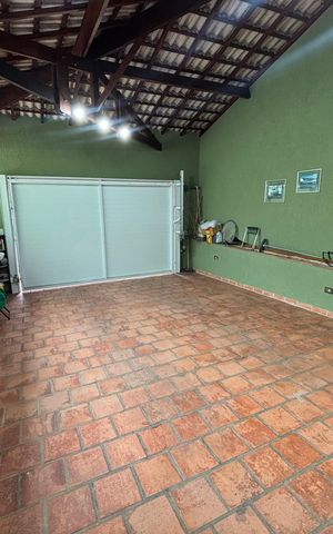 Casa à venda com 390m², 4 quartos e 4 vagas Casa à venda com 390m², 4 quartos e 4 vagasGaragem