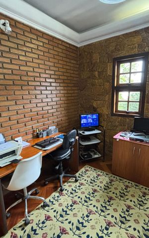 Casa à venda com 390m², 4 quartos e 4 vagas Casa à venda com 390m², 4 quartos e 4 vagasEscritório