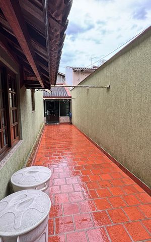Casa à venda com 390m², 4 quartos e 4 vagas Casa à venda com 390m², 4 quartos e 4 vagasCorredor dos fundos