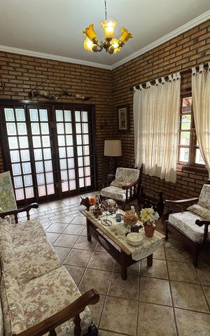 Casa à venda com 390m², 4 quartos e 4 vagas Casa à venda com 390m², 4 quartos e 4 vagasSala de lareira