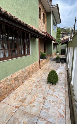 Casa à venda com 390m², 4 quartos e 4 vagas Casa à venda com 390m², 4 quartos e 4 vagasQuintal da frente
