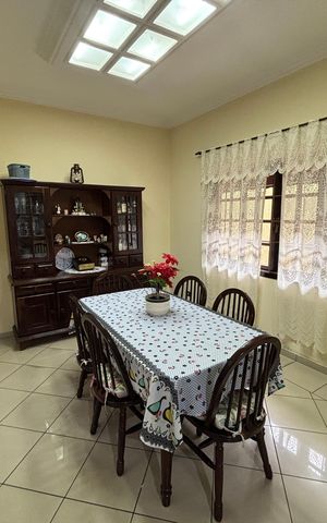Casa à venda com 390m², 4 quartos e 4 vagas Casa à venda com 390m², 4 quartos e 4 vagasCopa