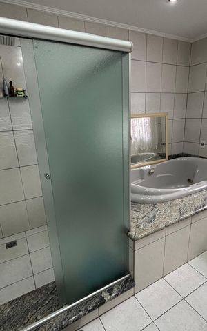 Casa à venda com 390m², 4 quartos e 4 vagas Casa à venda com 390m², 4 quartos e 4 vagasBanheiro da suite