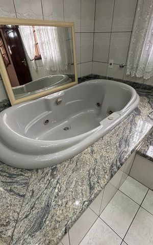 Casa à venda com 390m², 4 quartos e 4 vagas Casa à venda com 390m², 4 quartos e 4 vagasBanheiro da suite