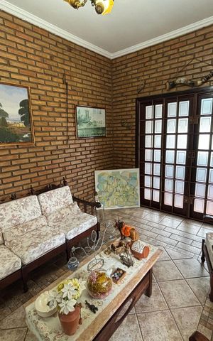 Casa à venda com 390m², 4 quartos e 4 vagas Casa à venda com 390m², 4 quartos e 4 vagasSala de lareira
