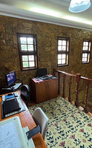 Casa à venda com 390m², 4 quartos e 4 vagas Casa à venda com 390m², 4 quartos e 4 vagasEscritório