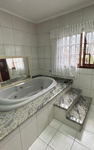 Casa à venda com 390m², 4 quartos e 4 vagas Casa à venda com 390m², 4 quartos e 4 vagasBanheiro da suite