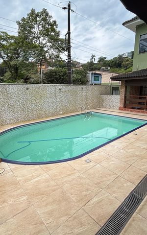 Casa à venda com 390m², 4 quartos e 4 vagas Casa à venda com 390m², 4 quartos e 4 vagasPiscina