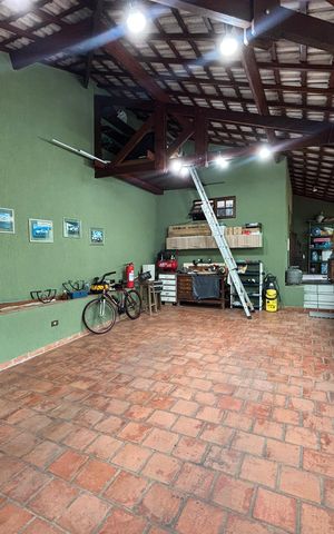 Casa à venda com 390m², 4 quartos e 4 vagas Casa à venda com 390m², 4 quartos e 4 vagasGaragem