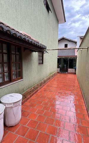 Casa à venda com 390m², 4 quartos e 4 vagas Casa à venda com 390m², 4 quartos e 4 vagasCorredor dos fundos