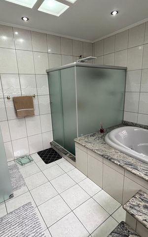 Casa à venda com 390m², 4 quartos e 4 vagas Casa à venda com 390m², 4 quartos e 4 vagasBanheiro da suíte