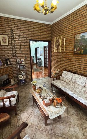 Casa à venda com 390m², 4 quartos e 4 vagas Casa à venda com 390m², 4 quartos e 4 vagasSala de lareira