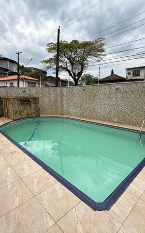 Casa à venda com 390m², 4 quartos e 4 vagas Casa à venda com 390m², 4 quartos e 4 vagasPiscina