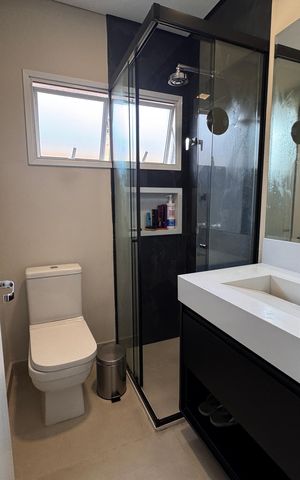 Casa de condomínio para alugar com 400m², 3 quartos e 3 vagas Casa de condomínio para alugar com 400m², 3 quartos e 3 vagasBanheiro da Suíte 2