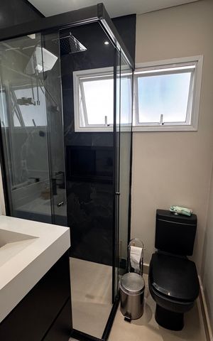 Casa de condomínio para alugar com 400m², 3 quartos e 3 vagas Casa de condomínio para alugar com 400m², 3 quartos e 3 vagasBanheiro da Suíte 1