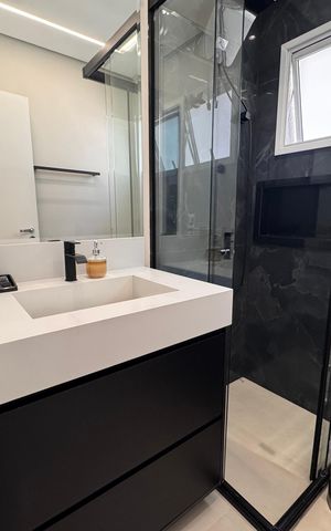 Casa de condomínio para alugar com 400m², 3 quartos e 3 vagas Casa de condomínio para alugar com 400m², 3 quartos e 3 vagasBanheiro da Suíte 1