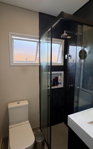 Casa de condomínio para alugar com 400m², 3 quartos e 3 vagas Casa de condomínio para alugar com 400m², 3 quartos e 3 vagasBanheiro da Suíte 2
