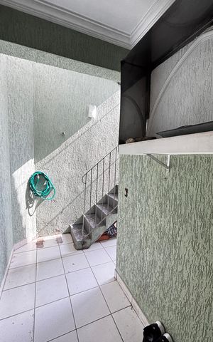 Casa para alugar com 120m², 3 quartos e 1 vaga Casa para alugar com 120m², 3 quartos e 1 vagaEscada