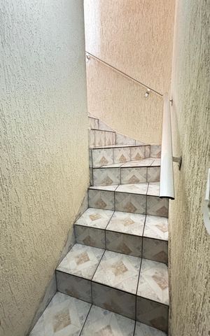 Casa para alugar com 120m², 3 quartos e 1 vaga Casa para alugar com 120m², 3 quartos e 1 vagaEscada da Sala