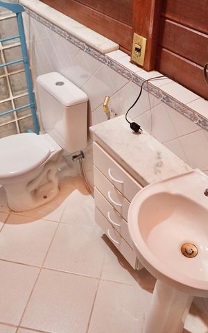 Casa à venda com 430m², 3 quartos e 1 vaga Casa à venda com 430m², 3 quartos e 1 vagaEdícula- Banheiro da Suíte