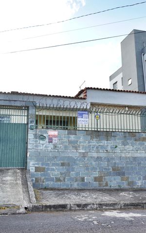 Casa à venda com 430m², 3 quartos e 1 vaga Casa à venda com 430m², 3 quartos e 1 vagaFachada