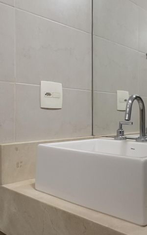 Casa de condomínio à venda com 100m², 2 quartos e 2 vagas Casa de condomínio à venda com 100m², 2 quartos e 2 vagasBanheiro da Suíte 1