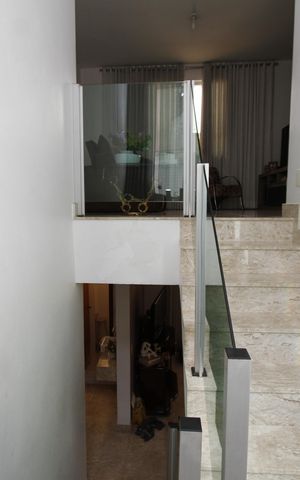 Casa à venda com 166m², 4 quartos e 4 vagasEscada