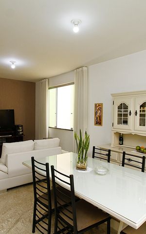Casa à venda com 166m², 4 quartos e 4 vagasSala
