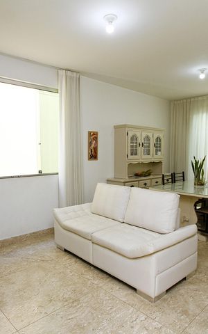 Casa à venda com 166m², 4 quartos e 4 vagasSala